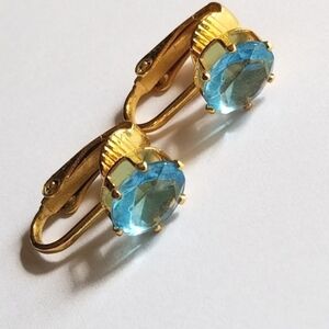 Vintage earrings dainty blue gems clip back earring gold tone solitaire